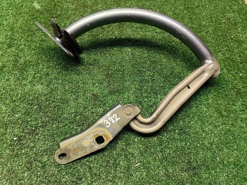 Петля крышки багажника левая VW Passat B6