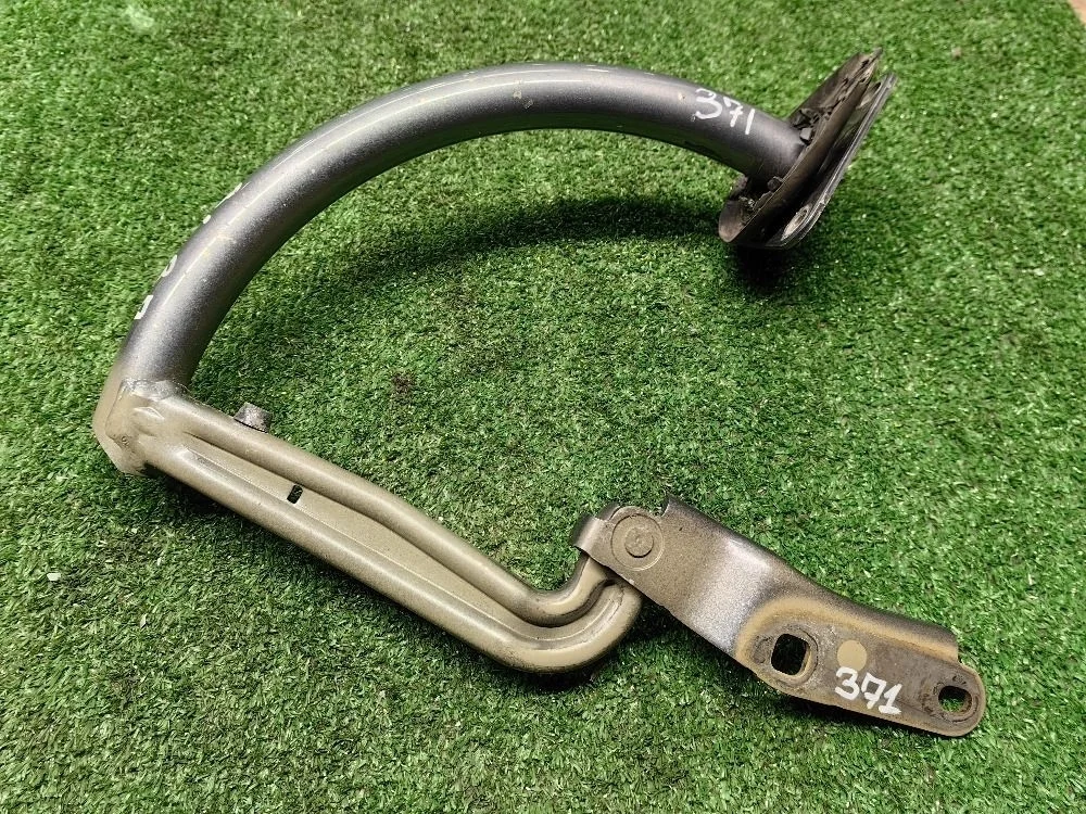 Петля крышки багажника правая VW Passat B6