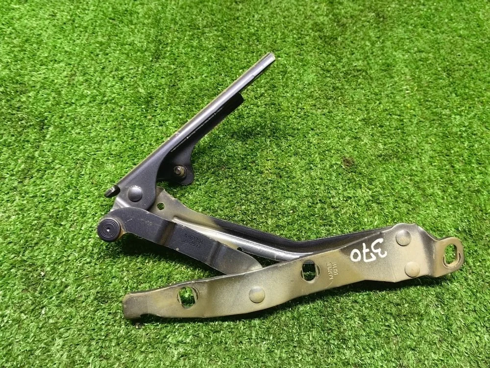 Петля багажника левая Opel Astra H