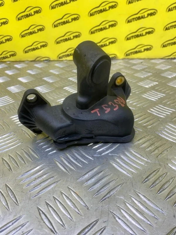 Фланец (тройник) системы охлаждения Land Rover Discovery V (2016-Н.в.) 2018 LR073372 3.0 D 30DDTX