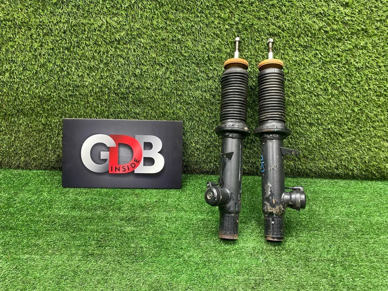 Комплект амортизаторов BMW X5 22.10.2013 37106875083 F15 N57D30A, передний