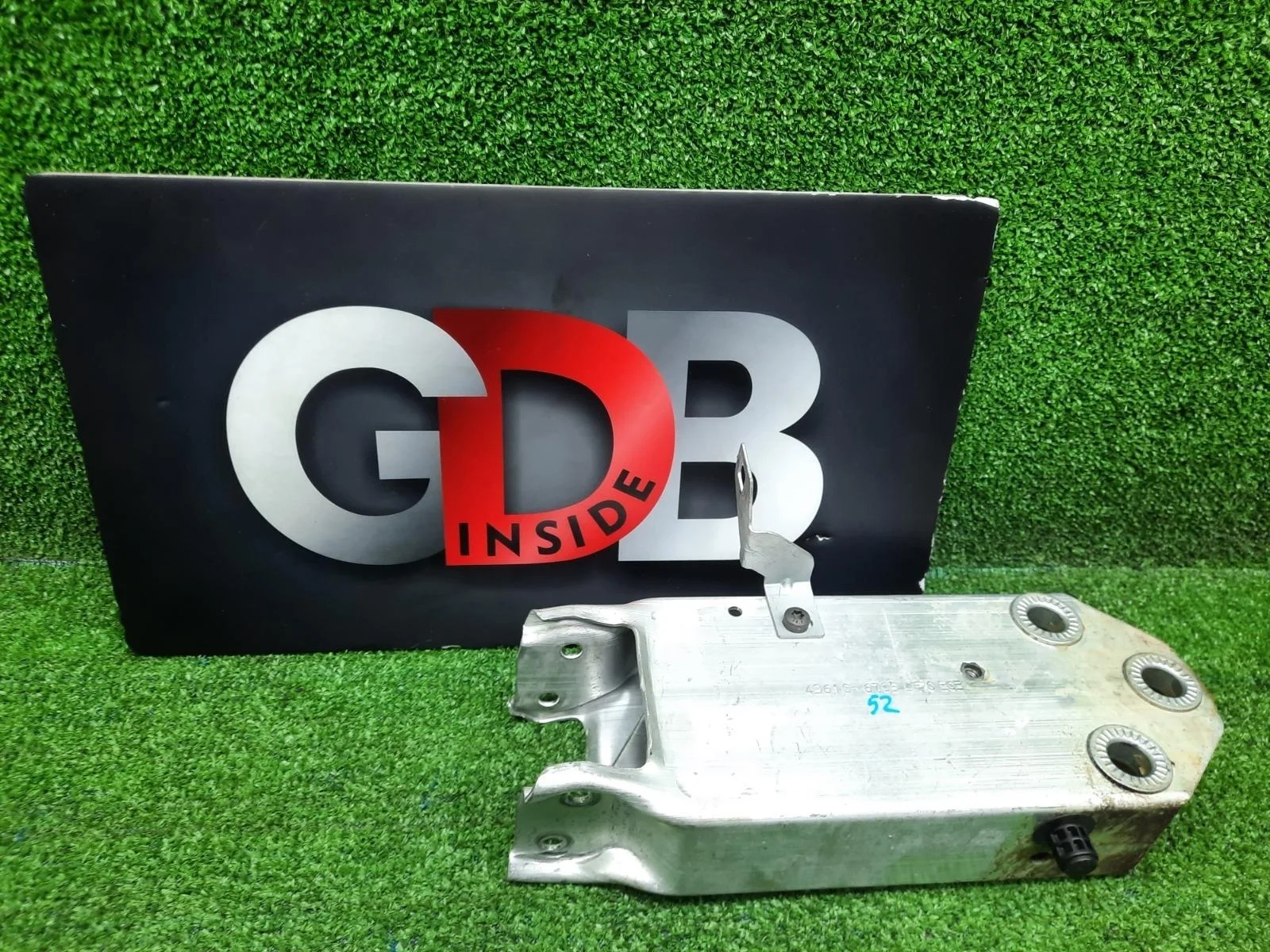 Крепление усилителя бампера BMW 5 series 51117200705 F10, переднее левое