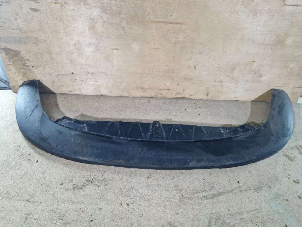 Губа на бампер Volkswagen Passat B6 2006