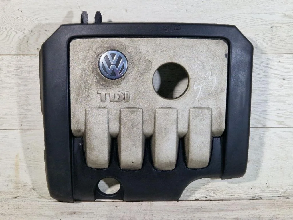 Крышка двигателя декоративная Volkswagen Passat B6 2006