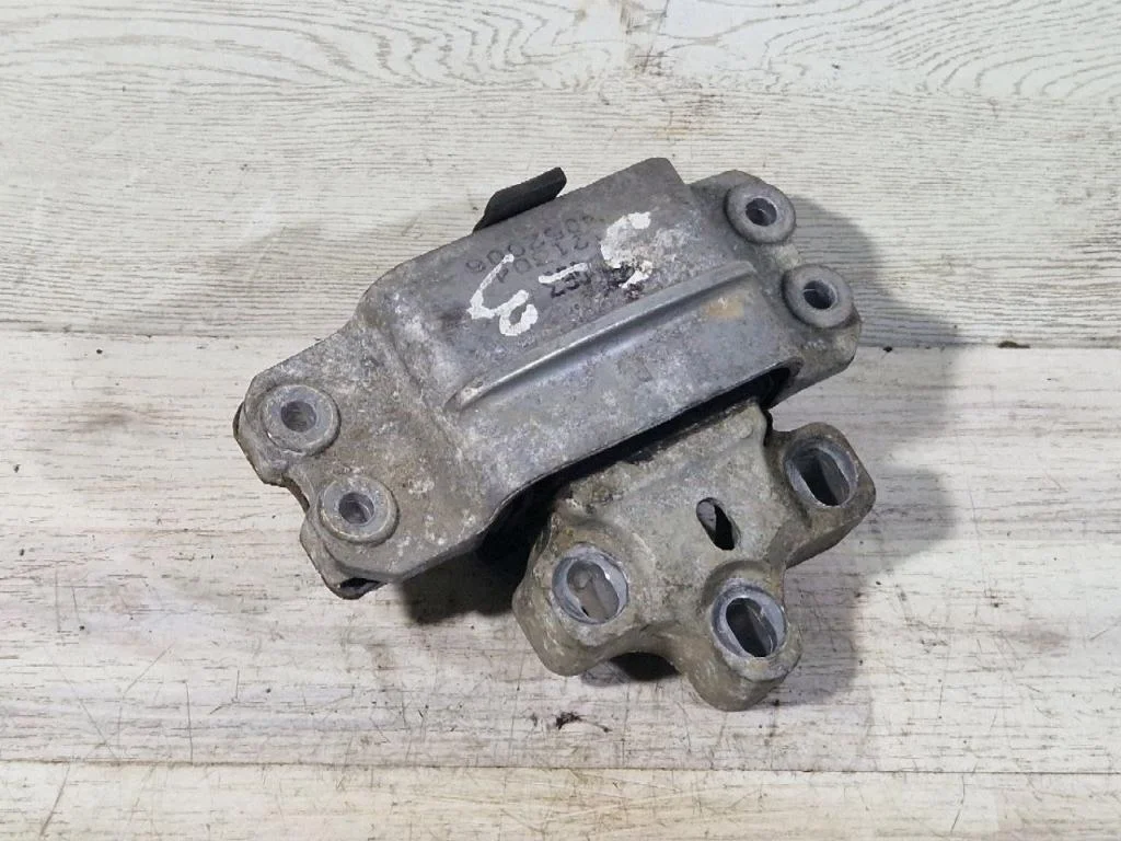 Опора двигателя Volkswagen Passat B6 2006