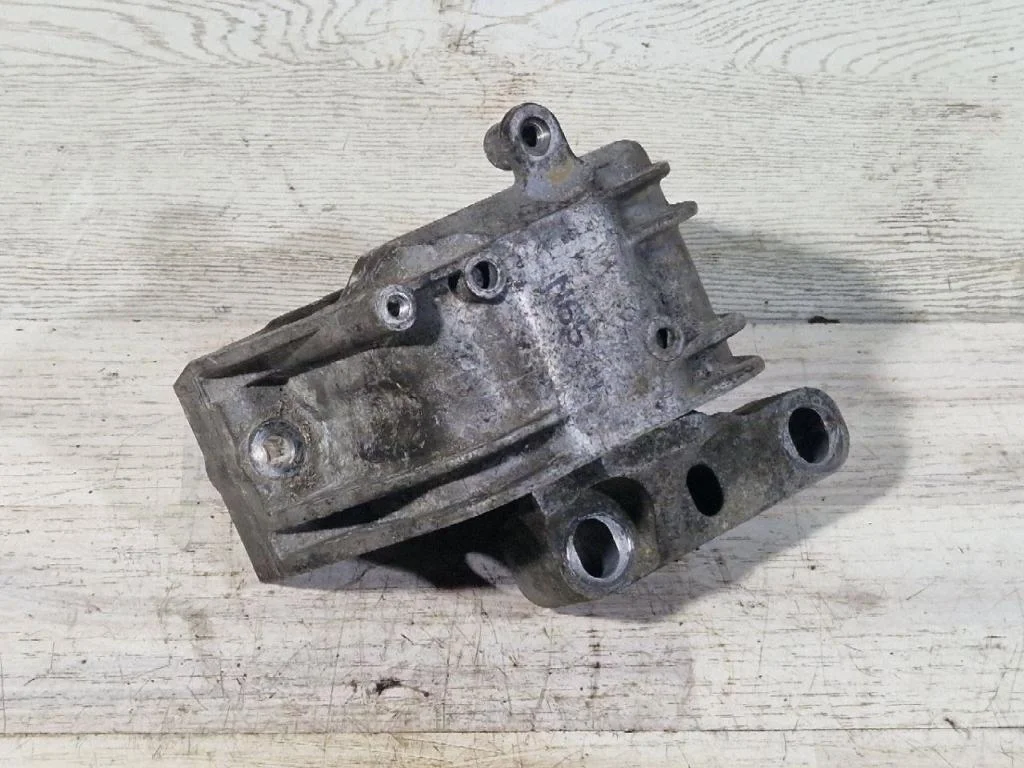 Опора двигателя Volkswagen Passat B6 2006