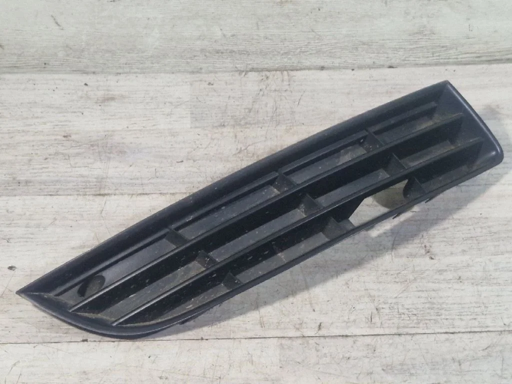 Решетка бампера Volkswagen Passat B6 2006