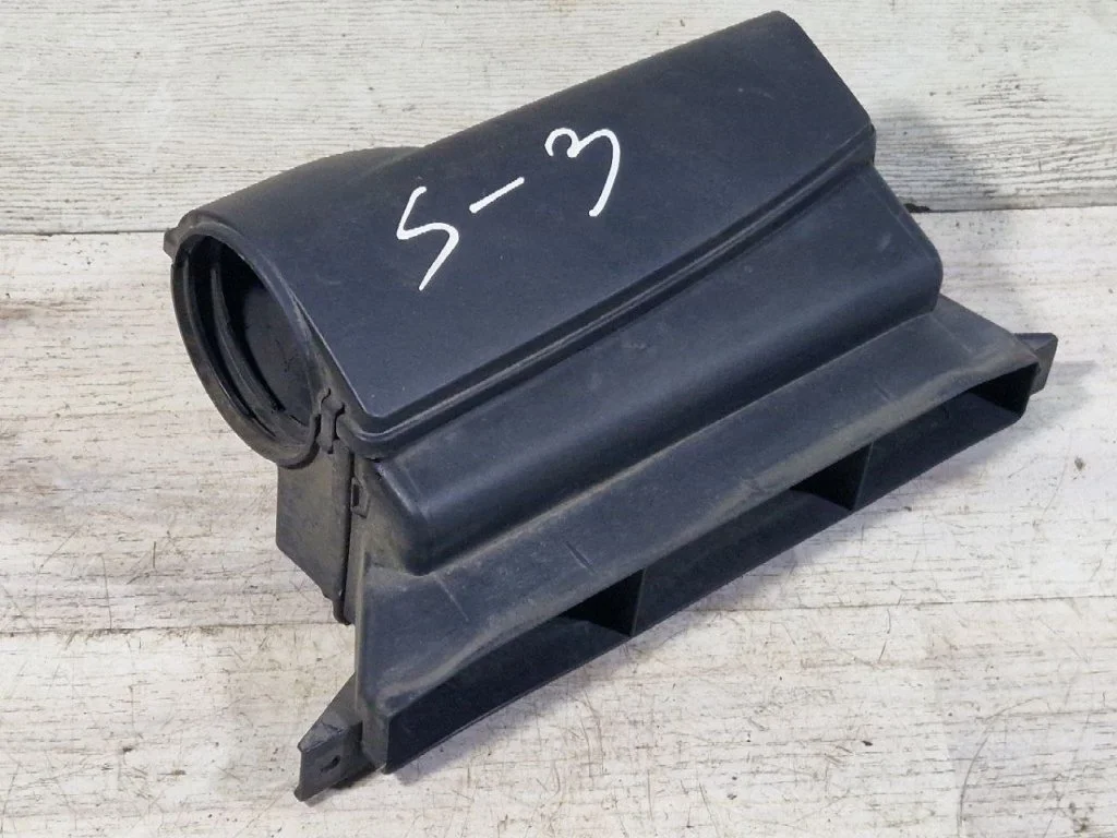 Воздухозаборник Volkswagen Passat B6 2006