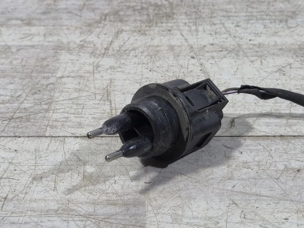 Датчик уровня жидкости омывателя Volkswagen Passat B6 2006