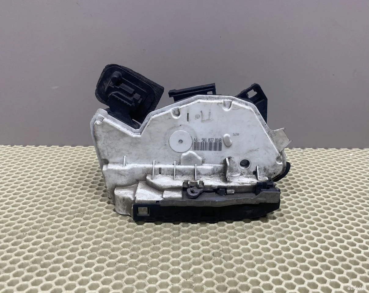 Замок передней правой двери skoda yeti 5k1837016b