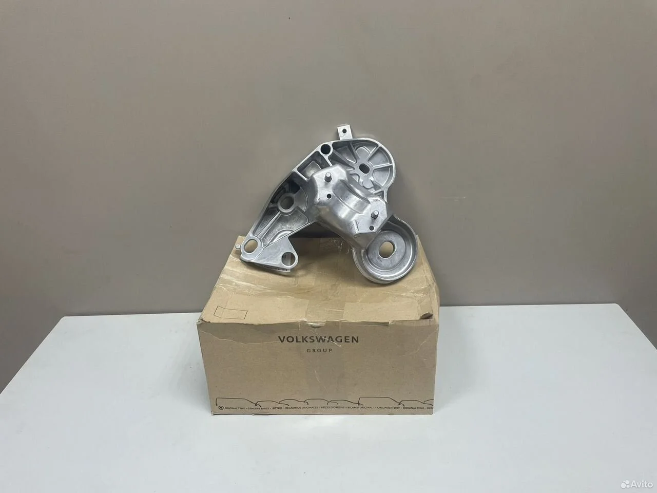 Новый vag кронштейн опоры двс правый audi a6 4f c6