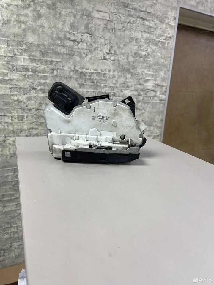 Замок задней правой двери vw polo седан