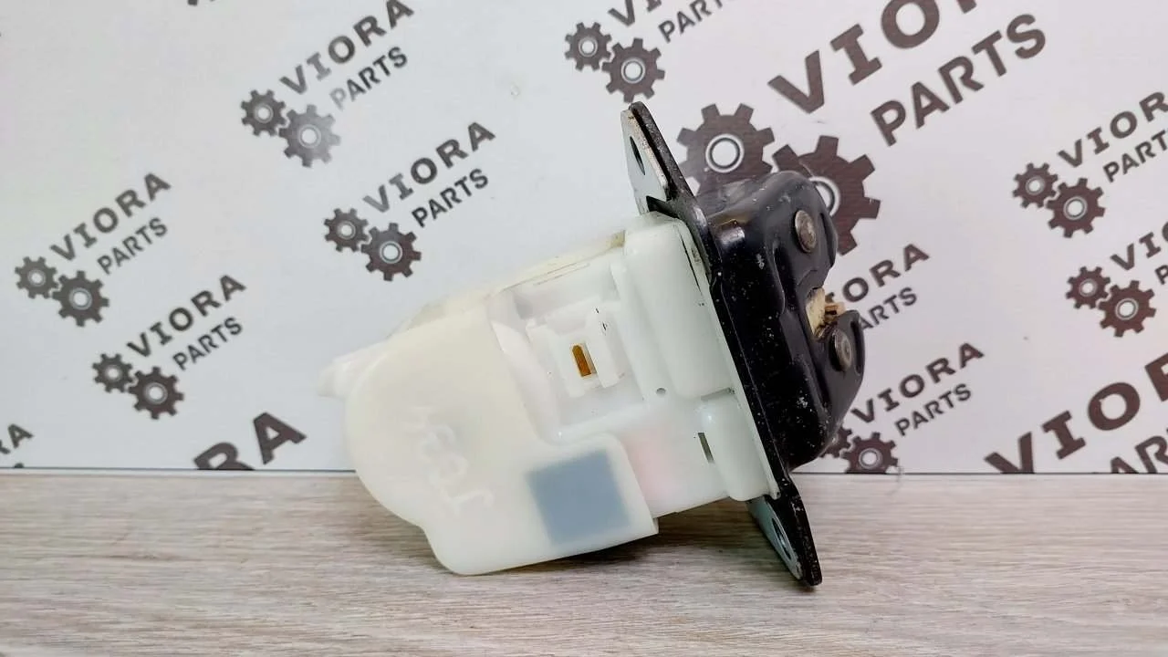 Замок крышки багажника Nissan Juke 2011 90502EN00A YF15 1.6 HR16DE