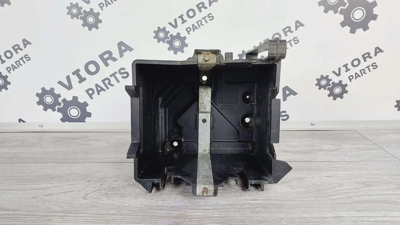 Корпус АКБ 20х18 Ford Fusion 2008 1141423 JU FXJA