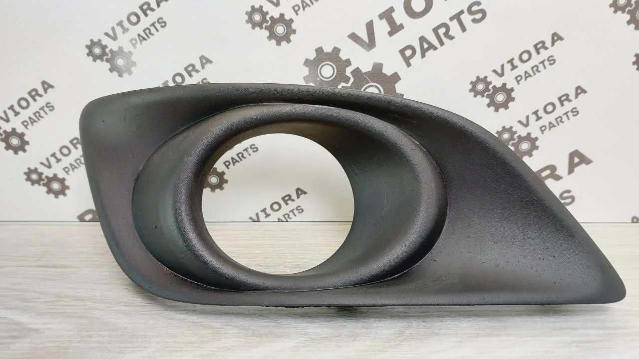 Накладка противотуманной фары Toyota Avensis 2007 5212705030 T250 1ZZFE, правая