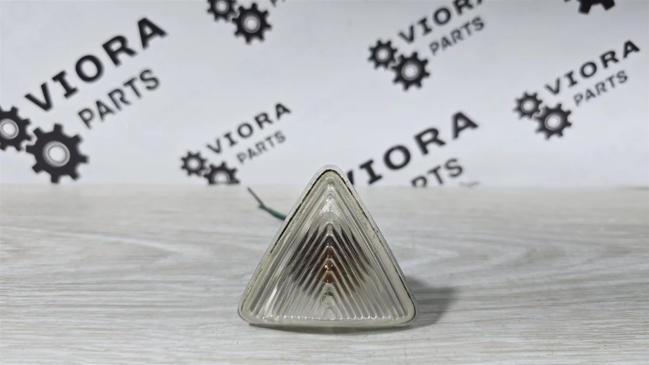 Повторитель поворота в крыло Mitsubishi Colt 2006 MR957363 Z30 4A91