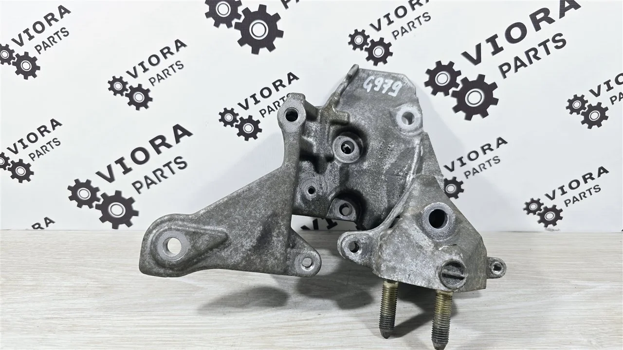 Кронштейн опоры двигателя Mitsubishi Lancer 9 2005 MD369262 CS3W 4G18, правый