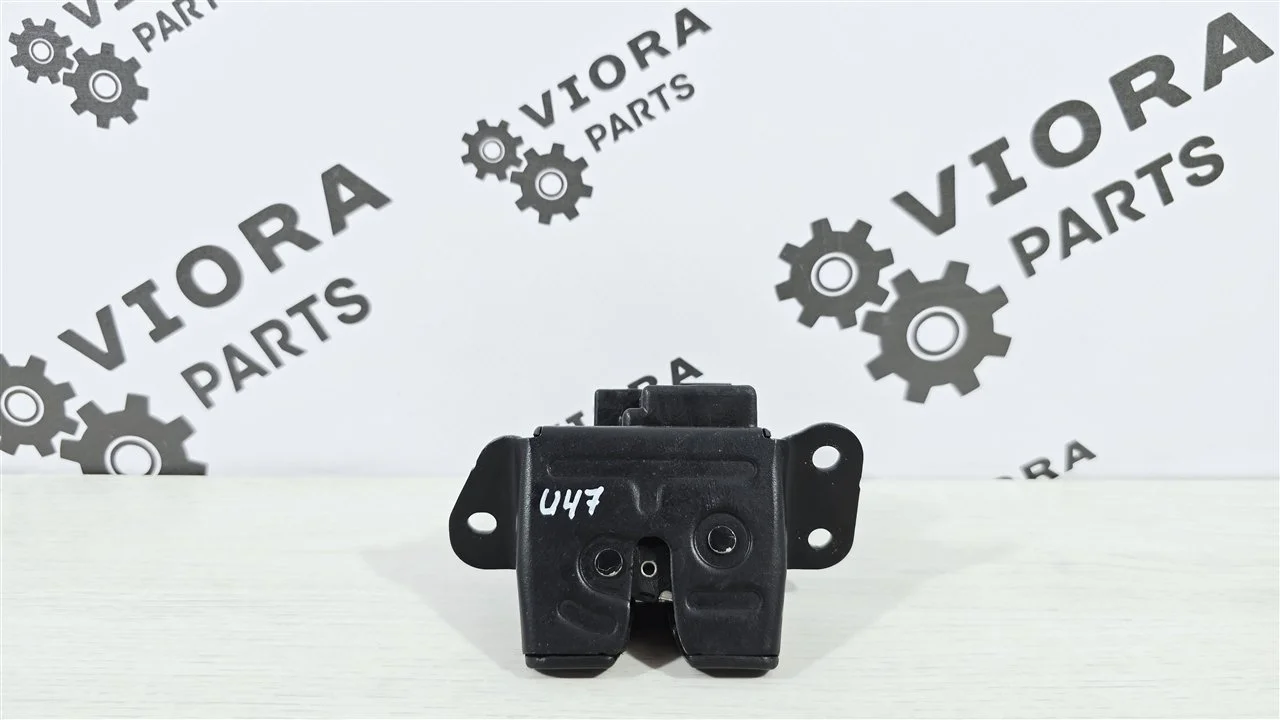 Замок крышки багажника Kia Venga 2012 812301H000 YN D4FC