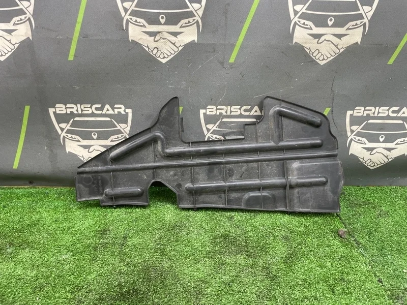 Дефлектор радиатора TOYOTA Avensis 2003 5329305010 AZT250 1AZFSE, правый