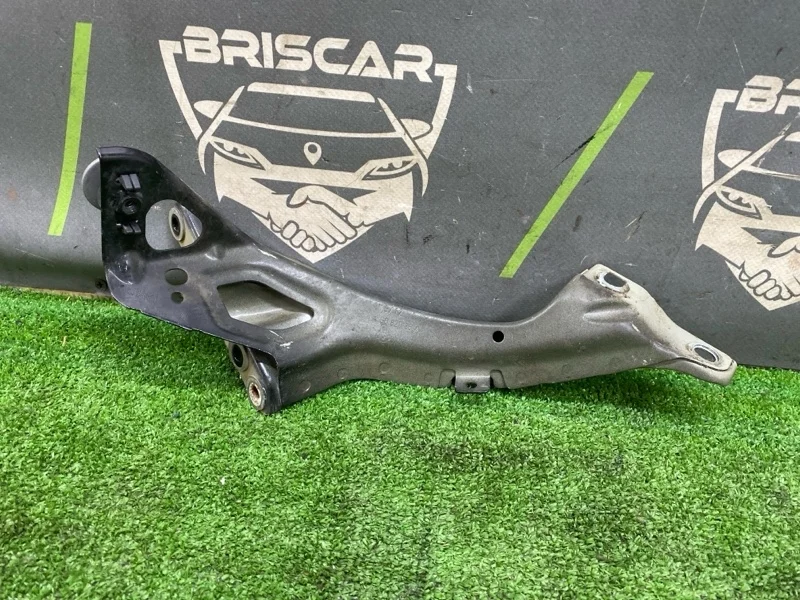 Кронштейн крыла Audi A6 2012 4G0805816 4G CHVA, передний правый