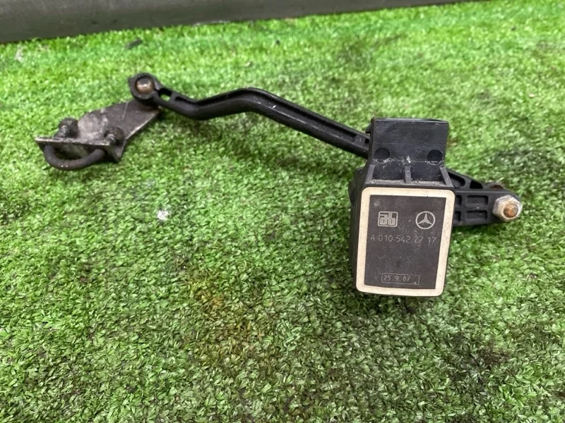 Датчик высоты дорожного просвета Mercedes-Benz E-Class 2005 A0105427717 W211 272922 30 806981 (63Y)