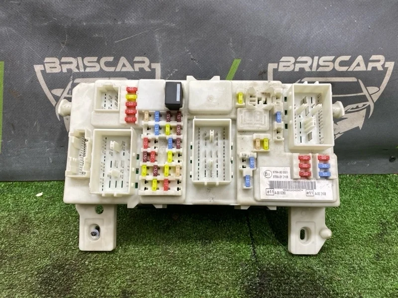 Блок предохранителей под капот Ford Focus 2009 1712211 2 MI4 QQDB 1.8