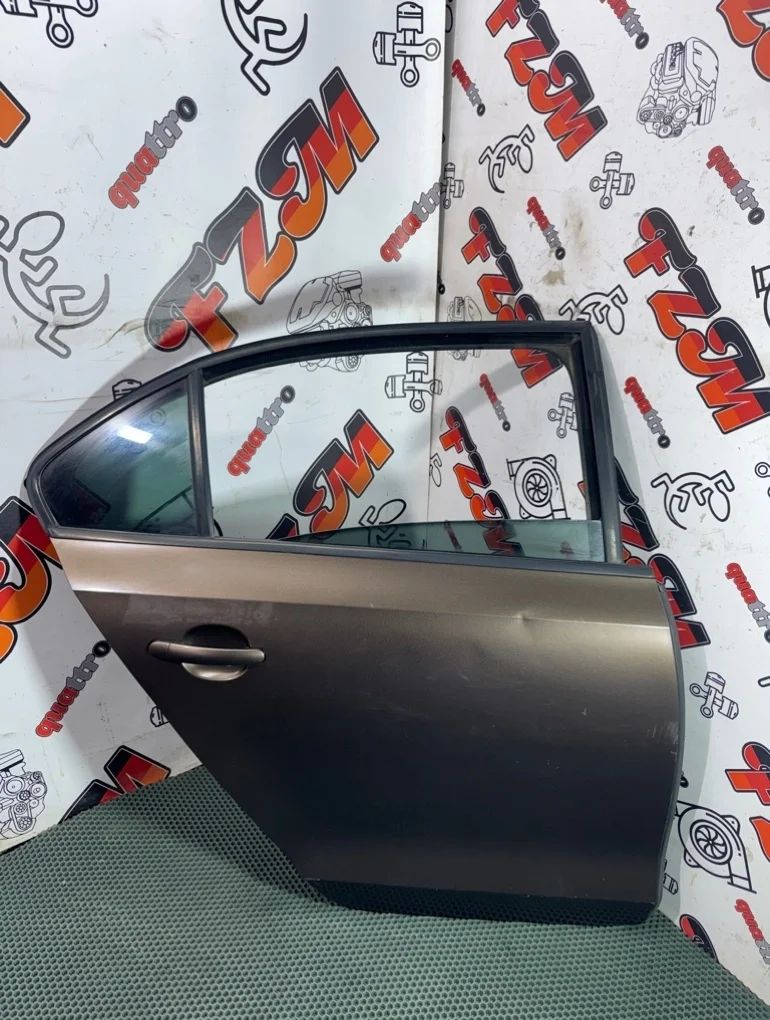 Дверь Volkswagen Jetta 5C6833056E MK6, задняя правая