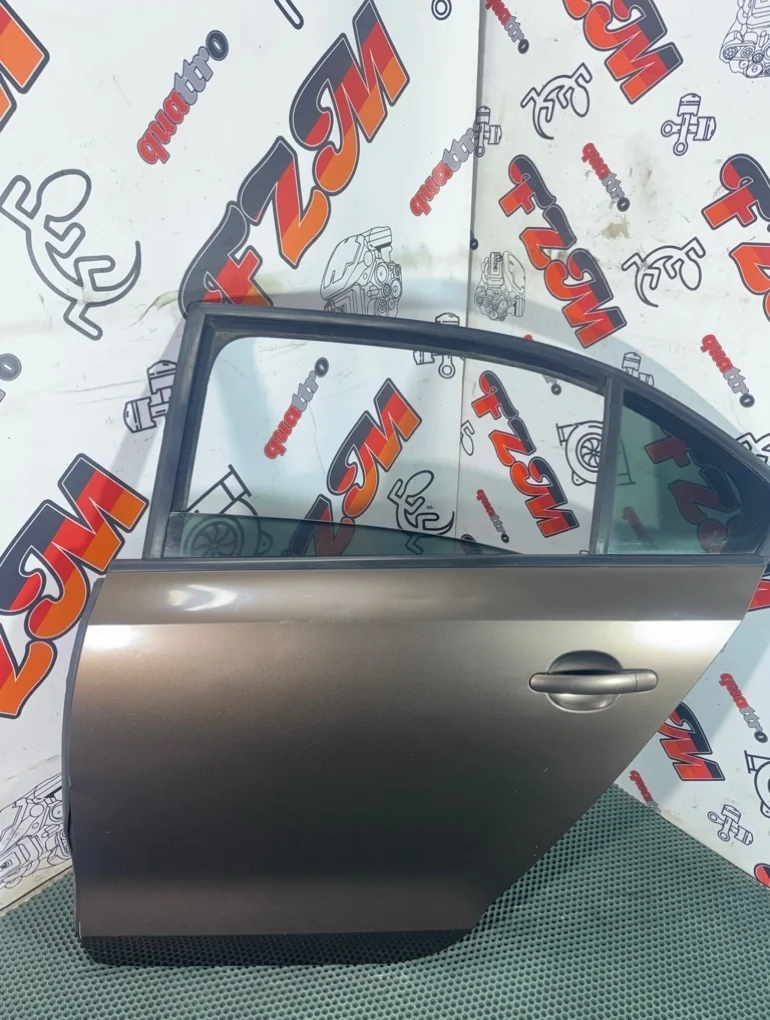 Дверь Volkswagen Jetta 5C6833055E MK6, задняя левая