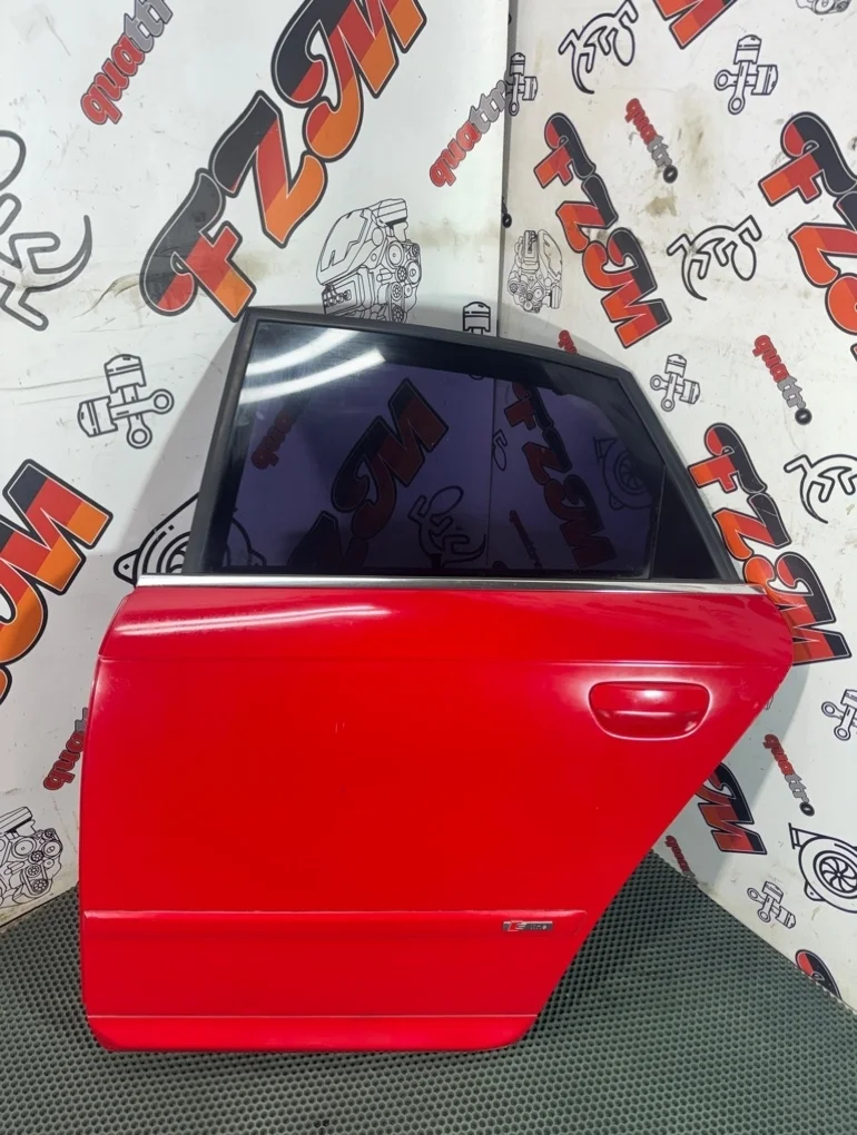 Дверь Audi A4 8E0833051J B7, задняя левая