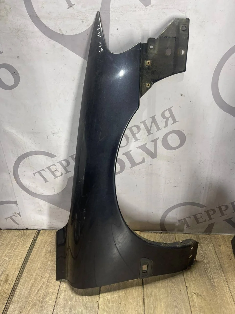 Крыло переднее правое