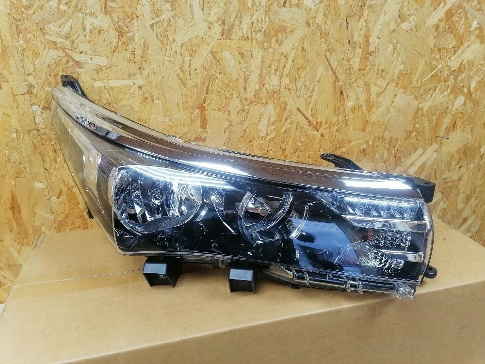 Фара правая Toyota Corolla XI (2012—2016) 8113002E70