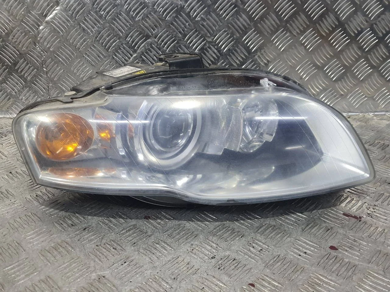 фара правая Audi A4 B7