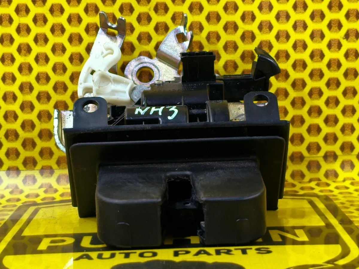 Замок багажника Skoda Rapid 2017 8R0827505A NH3 CWVB