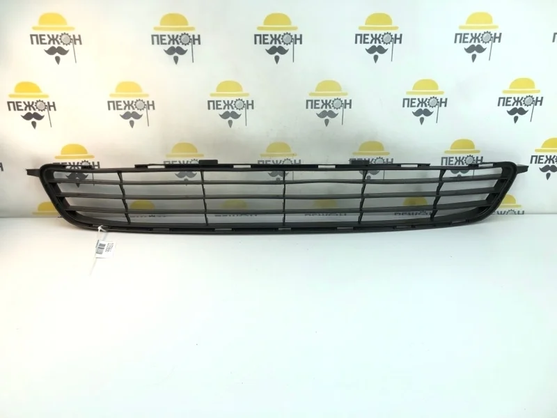 Решетка в бампер Toyota Corolla 5311212131 E140, передняя