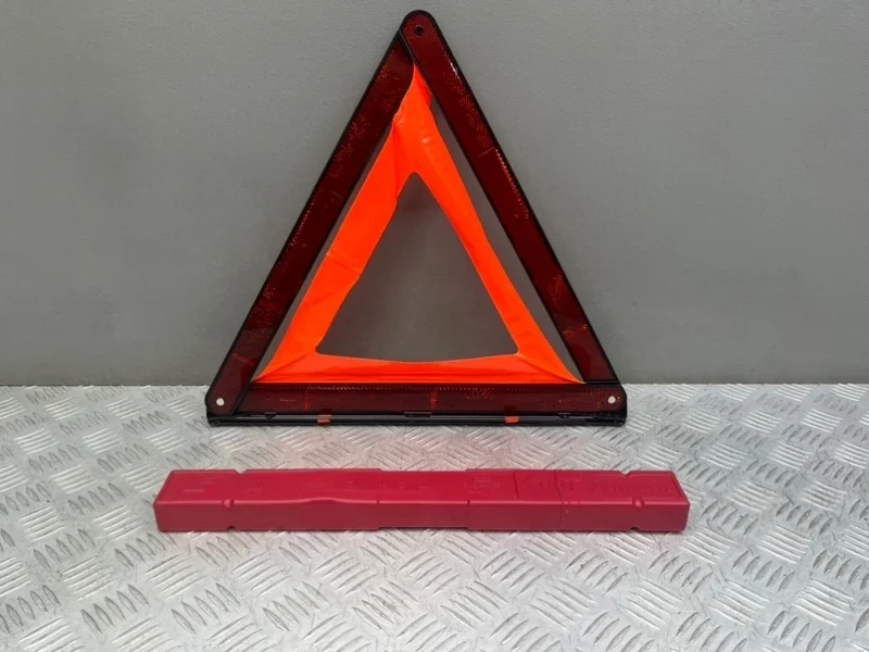 Знак аварийной остановки Audi A4 B8