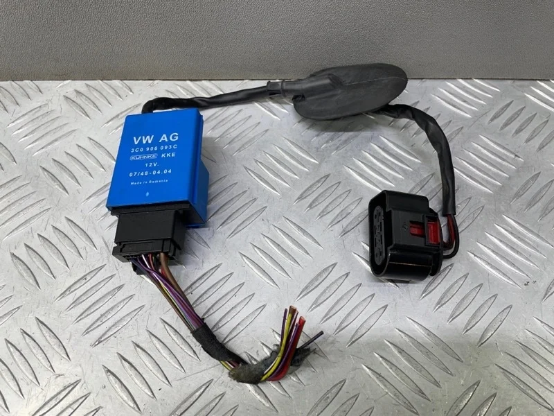 Блок управления бензонасосом Volkswagen Passat B6