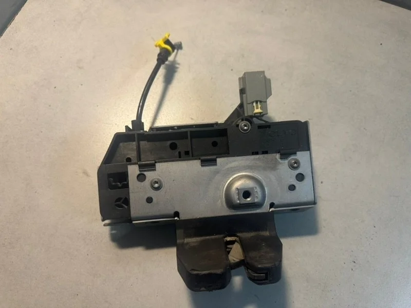 Замок багажника Volvo XC90