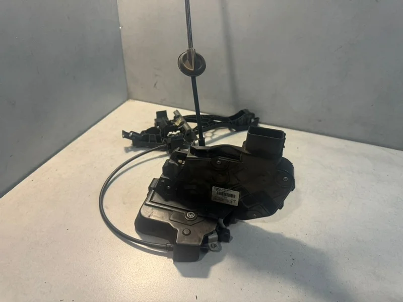 Замок боковой двери Volvo XC70 2015