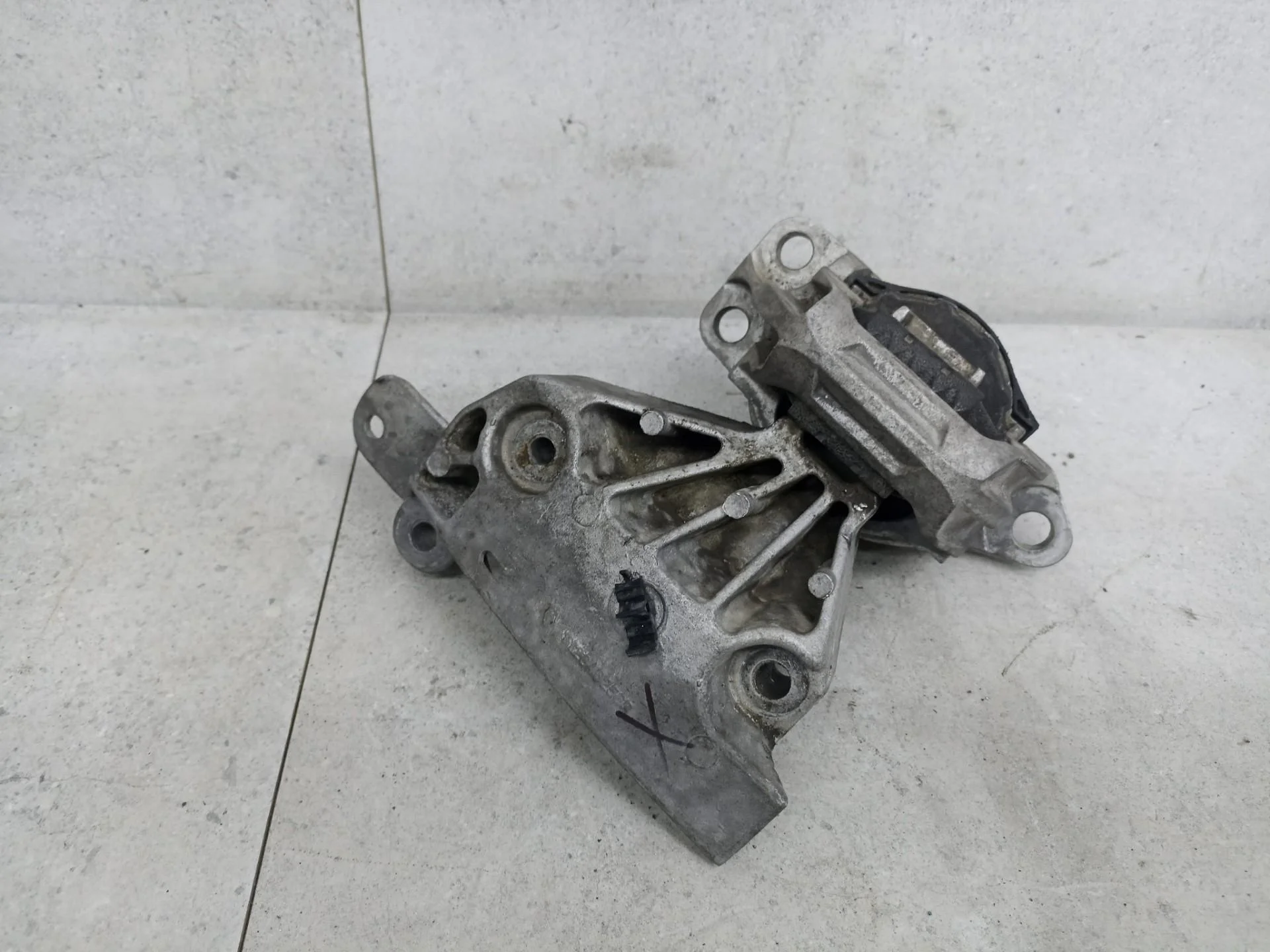 Подушка крепления двигателя передняя правая