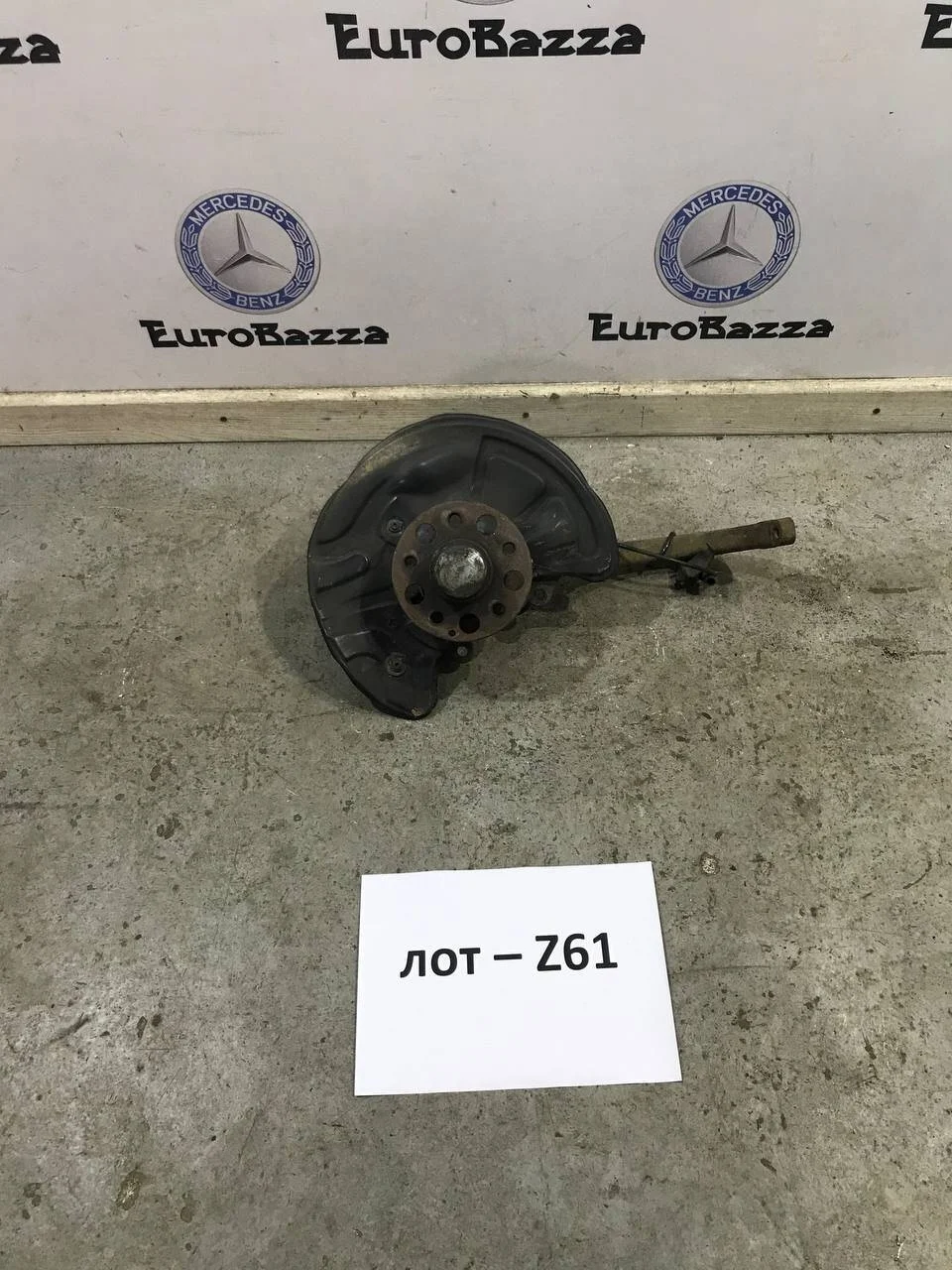 Кулак поворотный левый Mercedes W211