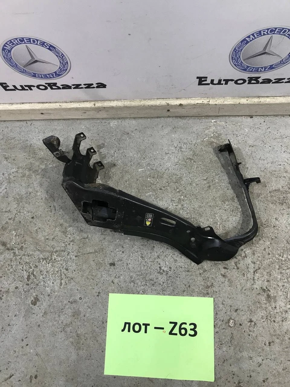 Кронштейн фары правый Mercedes W221