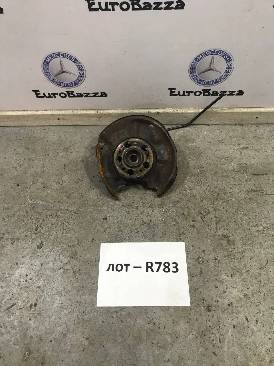 Кулак задний левый Mercedes W208