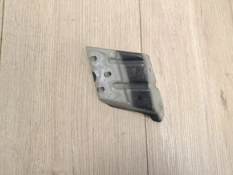 Кронштейн крыла VW Touareg 2 2010 - 2018 7P