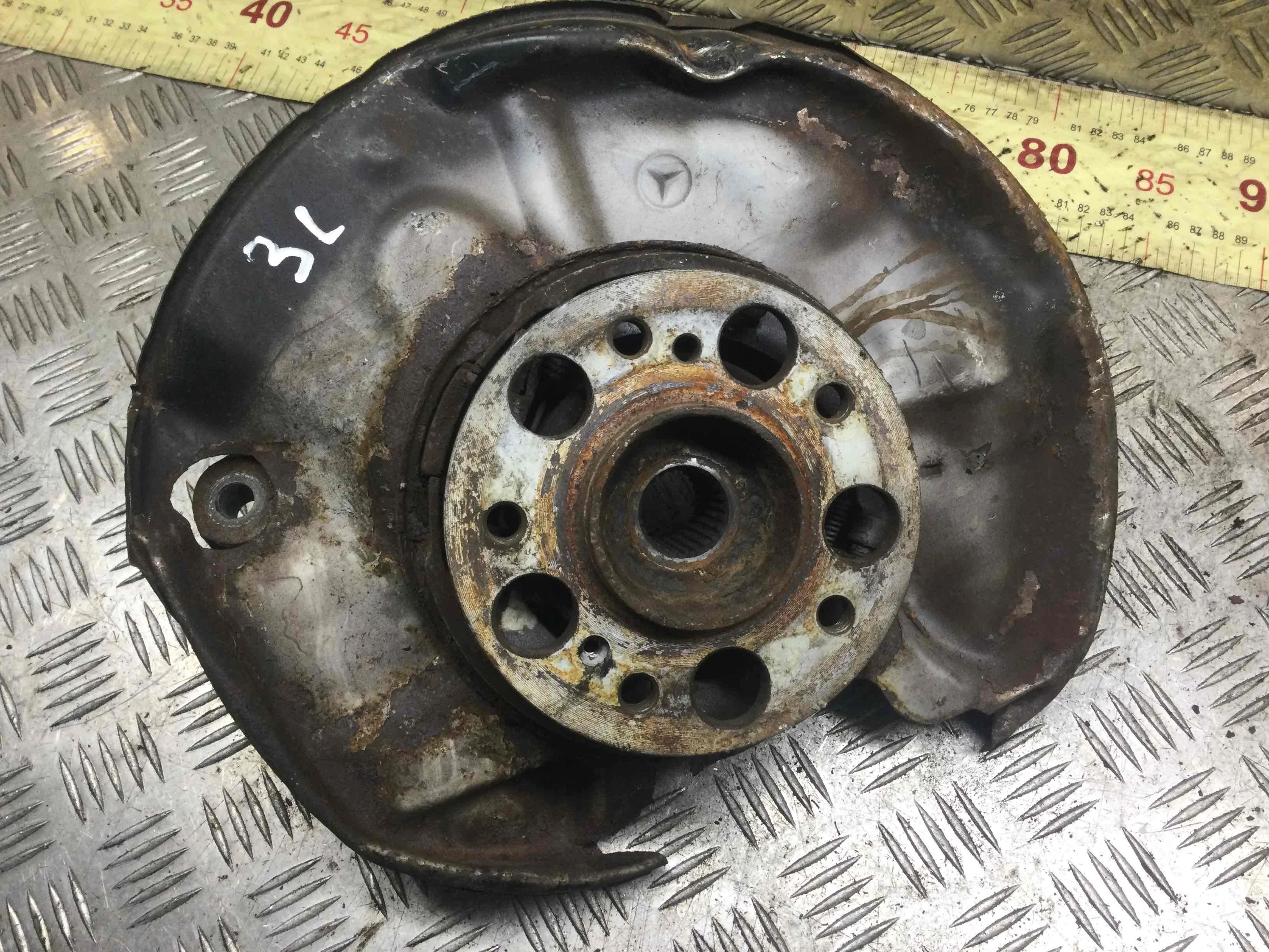 Ступица задняя левая Mercedes C-klasse W202/S202 [рестайлинг] (1997-2001) бензин 1.8 i Механика Седан