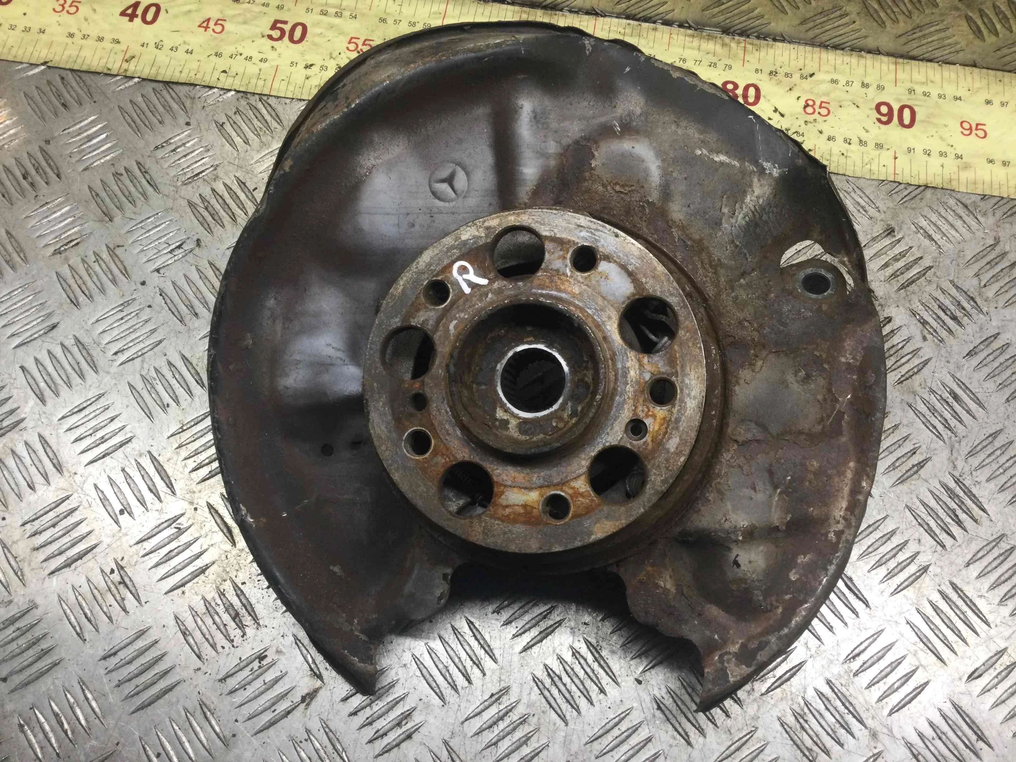 Ступица задняя правая Mercedes C-klasse W202/S202 [рестайлинг] (1997-2001) бензин 1.8 i Механика Седан