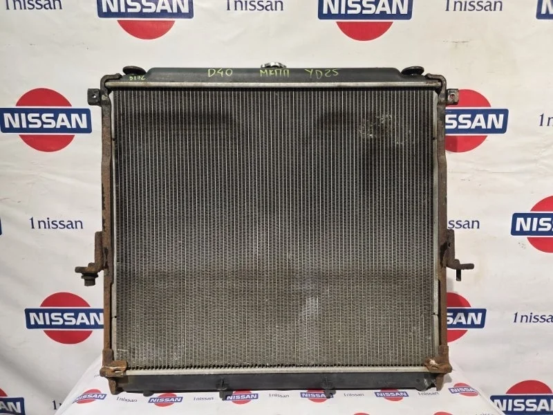 Радиатор охлаждения двигателя Nissan Navara 2012 21410EB30A D40 YD25, передний