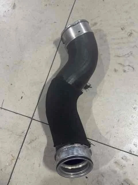 Патрубок интеркулера BMW F15 (2013—2018) 11617823237
 n57d30b