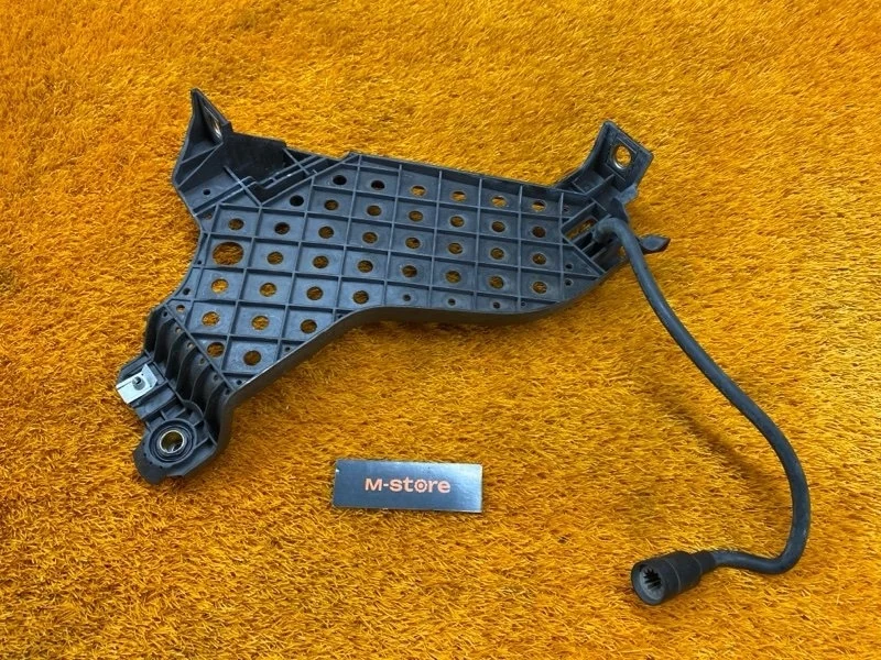 Кронштейн фары Audi Q3 2012 8U0941454 8U CPSA, правый