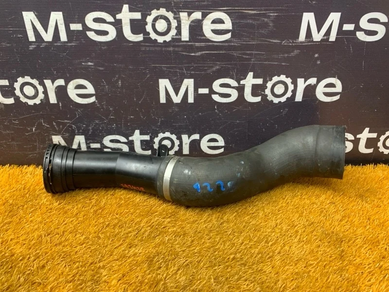 Патрубок интеркулера Bmw 1-Series 2011 7597588 F20 N13B16A, правый