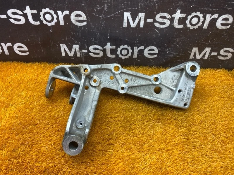 Кронштейн рычага Audi A3 2007 1K0199295E 8P BWA, передний левый